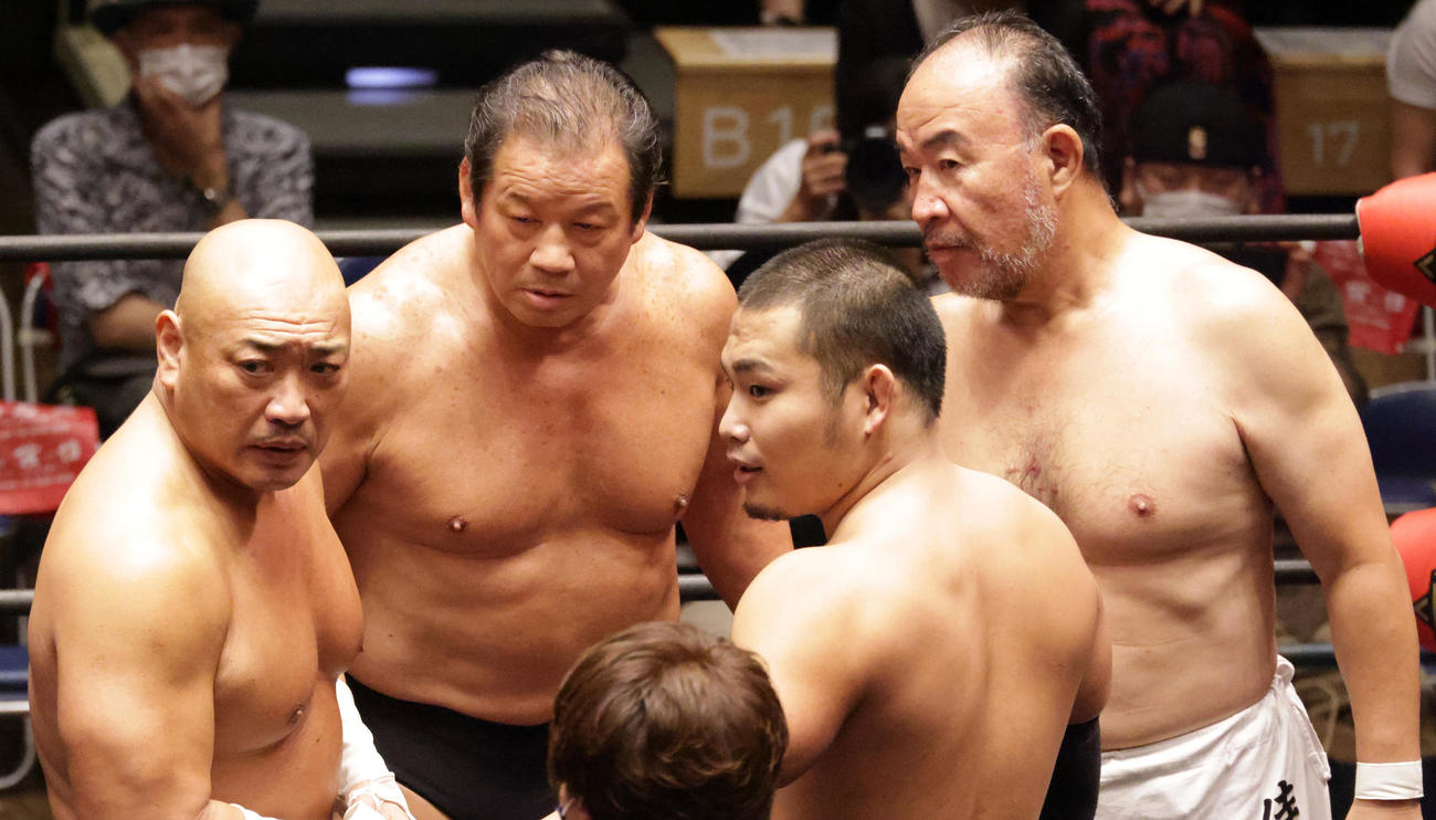 作戦を練る左から新崎人生、藤波辰爾、阿部史典、越中詩郎（撮影・中島郁夫）