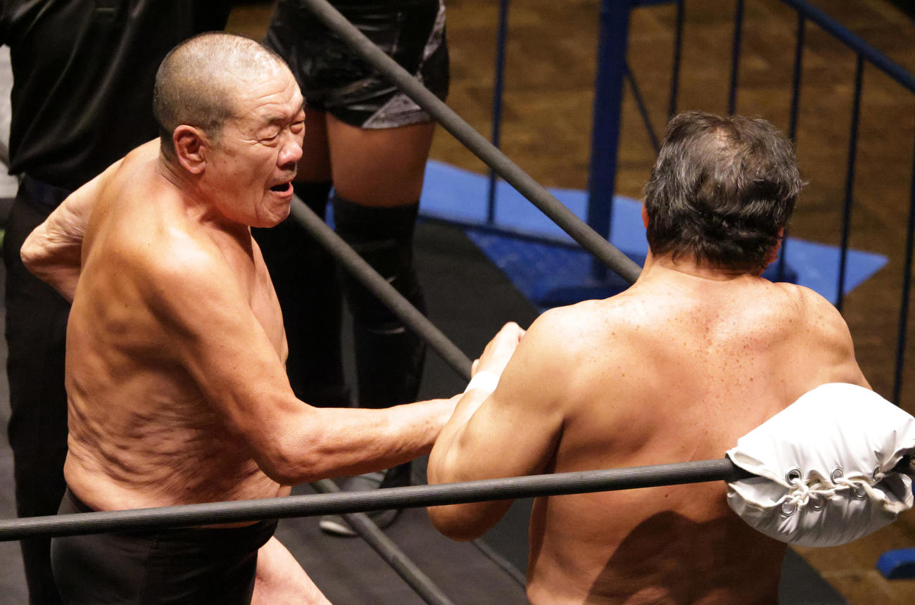 藤波辰爾（右）にパンチを浴びせる藤原喜明（撮影・中島郁夫）