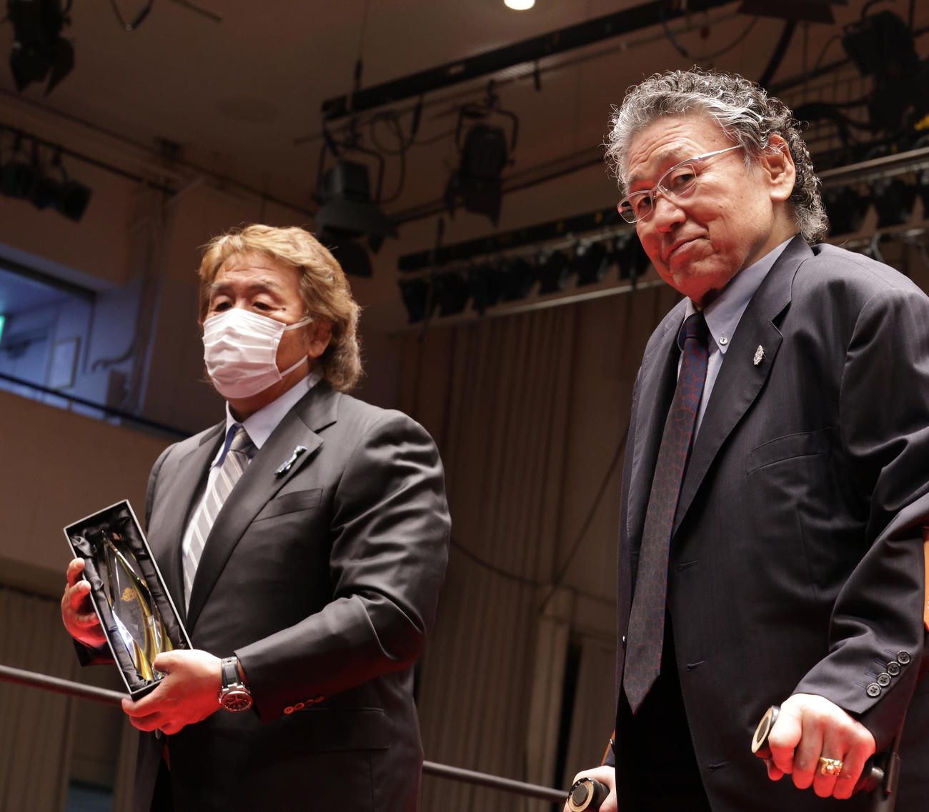 プレゼンターの天龍源一郎（右）と記念撮影する長州力（撮影・中島郁夫）