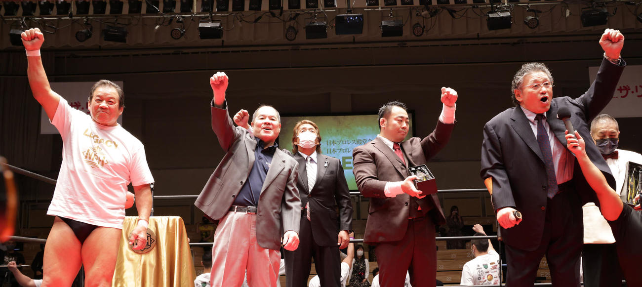 天龍源一郎（右端）の掛け声でエイエイオーをする、左から藤波辰爾、和田京平レフェリー、長州力（撮影・中島郁夫）