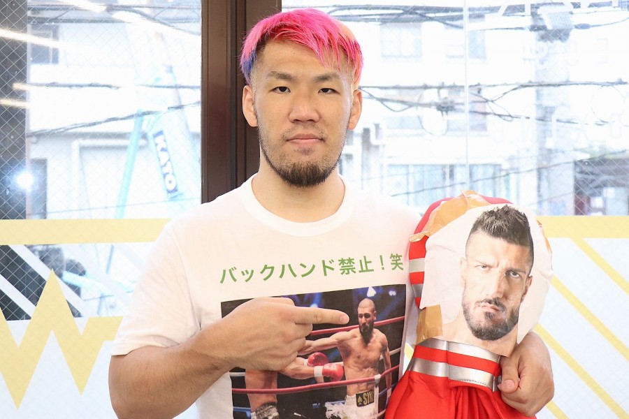 対戦するK－1クルーザー級王者カリミアンを挑発するTシャツを着用し、カリミアンの顔写真が貼られたかぶり物を持つ京太郎(C)K－1