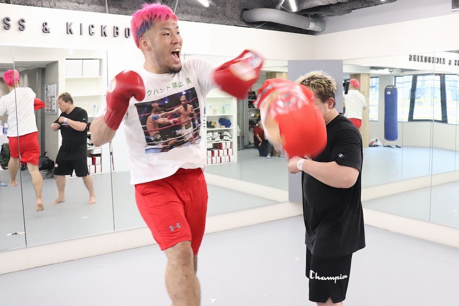 強烈な左フックで対戦相手カリミアンの顔写真は貼られたかぶり物を吹っ飛ばした京太郎（左）(C)K－1