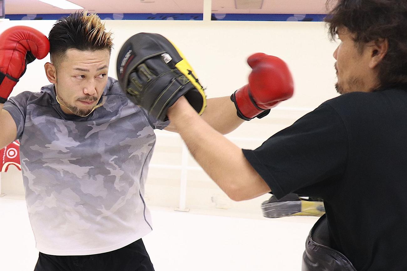 ミット打ちで強烈な左フックを放つ愛鷹亮（左）(C)K－1