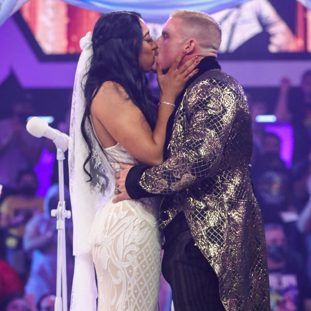 公開結婚式で誓いのキスを交わしたルミス（右）とハートウェル（C）2021 WWE, Inc. All Rights Reserved.