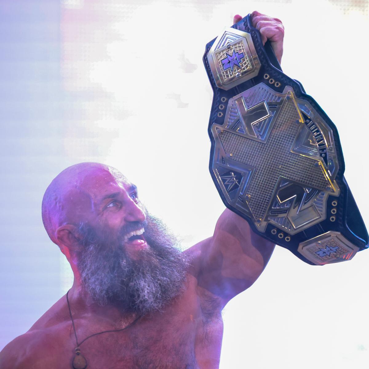 NXT王座ベルトを掲げたチャンパ（C）2021 WWE, Inc. All Rights Reserved.