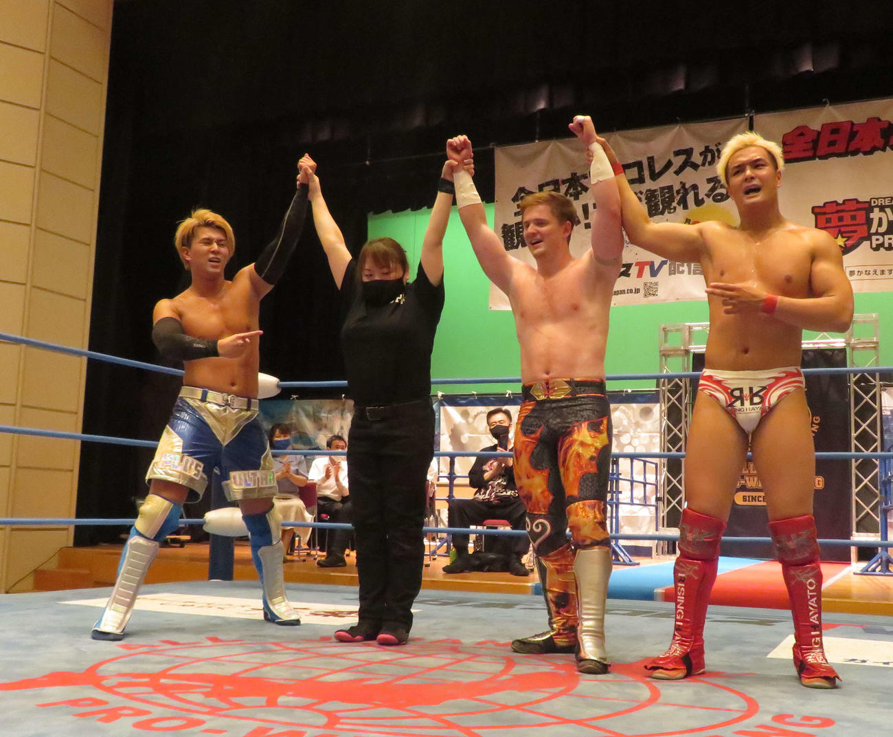 全日本プロレス横浜大会　イタリア帰国前のラストマッチで勝利したフランシスコ・アキラ（右から2人目）。左は青柳亮生、右はライジングHAYATO（撮影・松熊洋介）