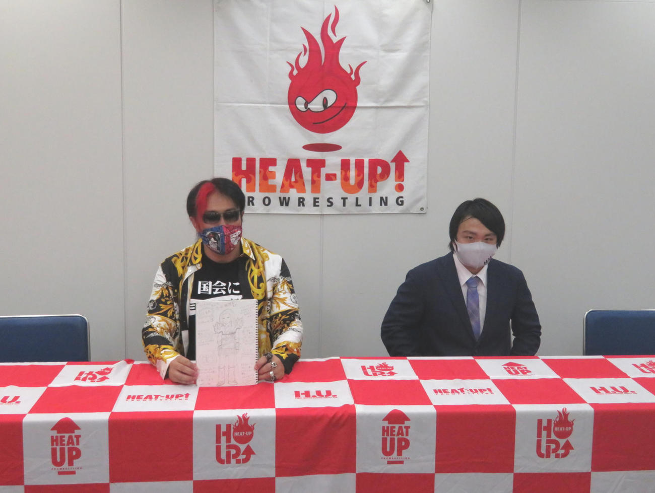 17日のヒートアップ川崎大会にむけた記者会見に出席したヨシタツ（左）と今井礼夢（撮影・松熊洋介）