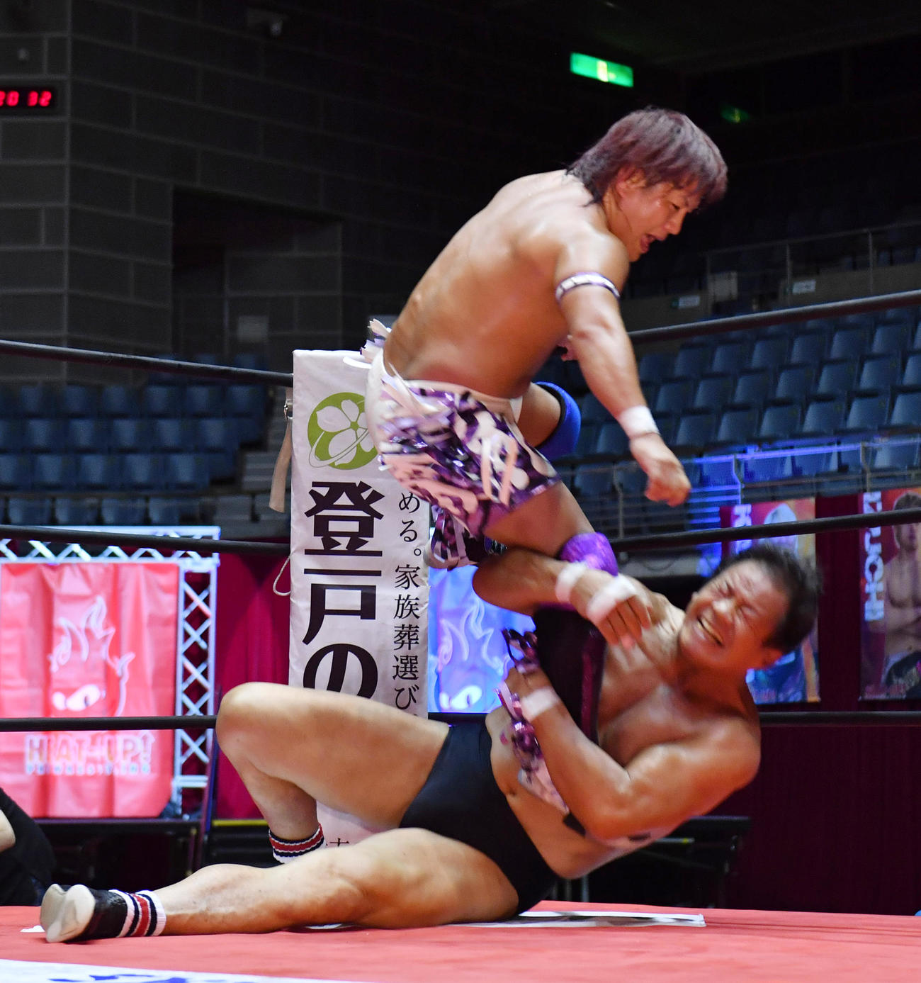 藤波辰爾（下）はTAMURAに雪崩式ドラゴンスクリューを決める（撮影・柴田隆二）