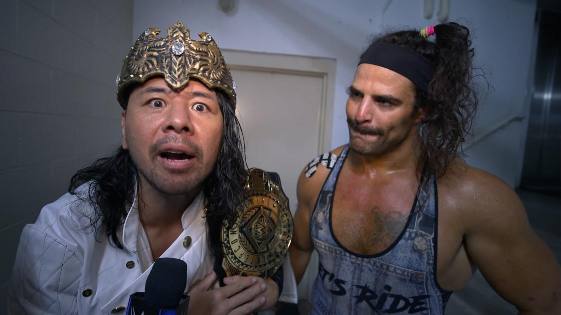 仲間のブーグス（右）とともにバックステージでインタビューに応じた「キング」中邑（Ｃ）2021WWE, Inc. All Rights Reserved.