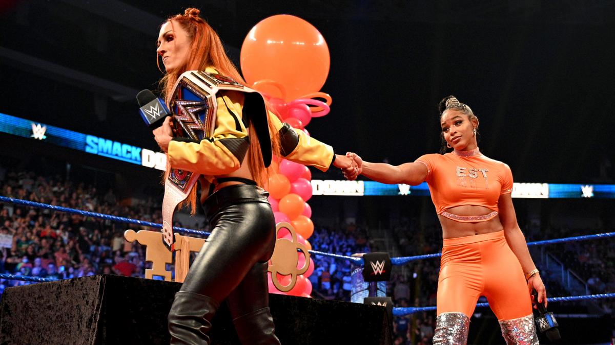 リングでブレア（右）と向き合ったスマックダウン女子王者リンチ（Ｃ）2021 WWE, Inc. All Rights Reserved.