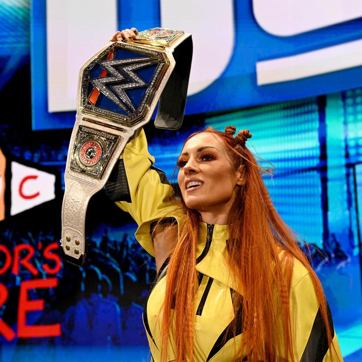 スマックダウン女子王座ベルトを掲げた王者ベッキー・リンチ（Ｃ）2021 WWE, Inc. All Rights Reserved.