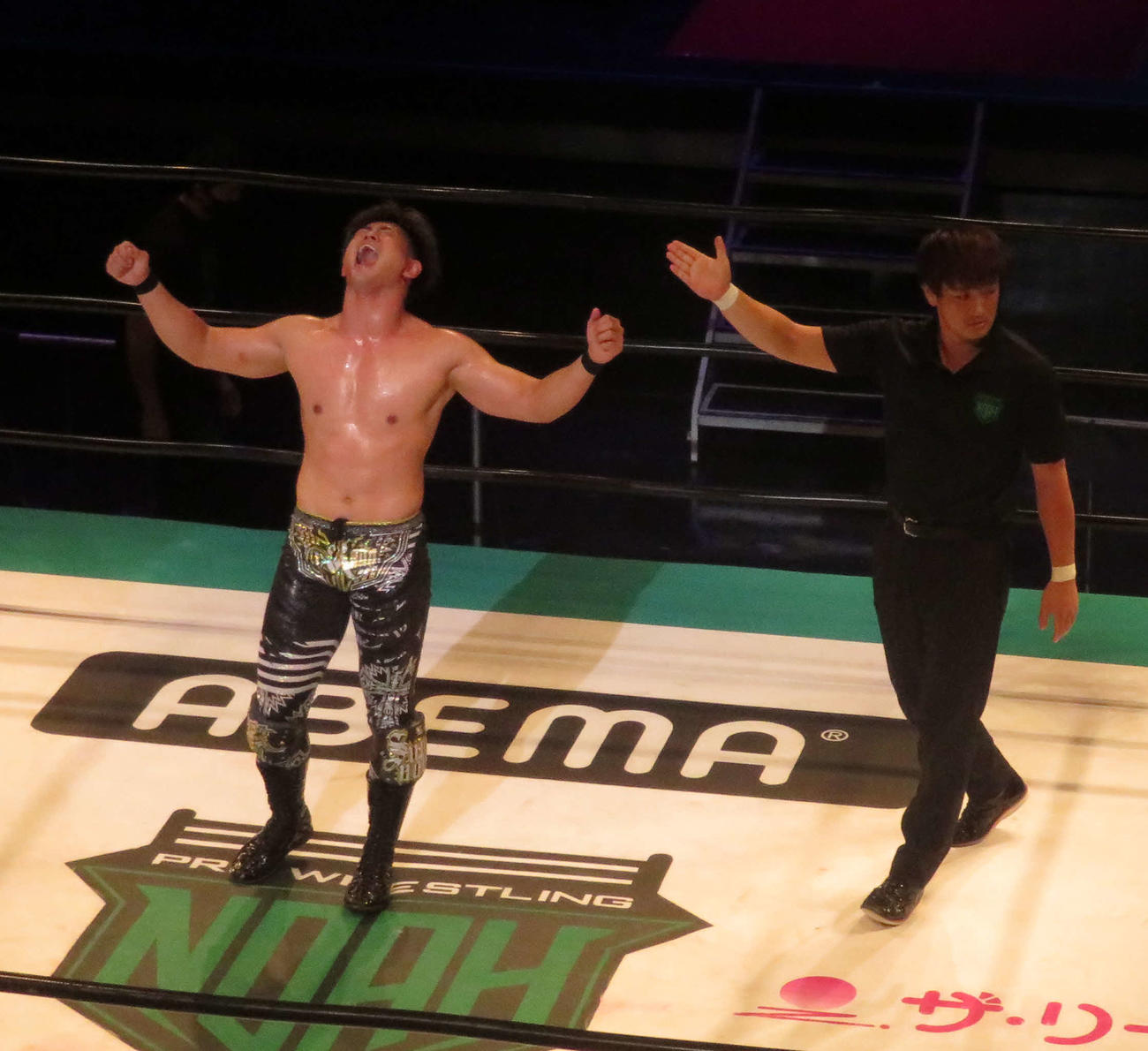 プロレスリング・ノア　「N－1 VICTORY」初戦で征矢学に勝利した清宮海斗（左）（撮影・松熊洋介）