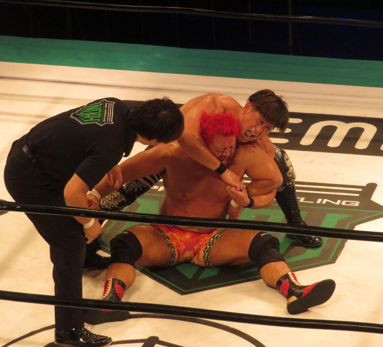 プロレスリング・ノア　「N－1 VICTORY」初戦で征矢学をフェイスロックで絞め上げる清宮海斗（奥）（撮影・松熊洋介）