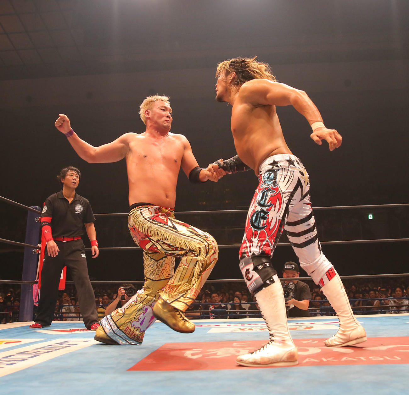 2018年5月4日　IWGPヘビー級選手権試合　レインメーカーで挑戦者棚橋弘至（右）を沈め12度目の防衛に成功したオカダ・カズチカ