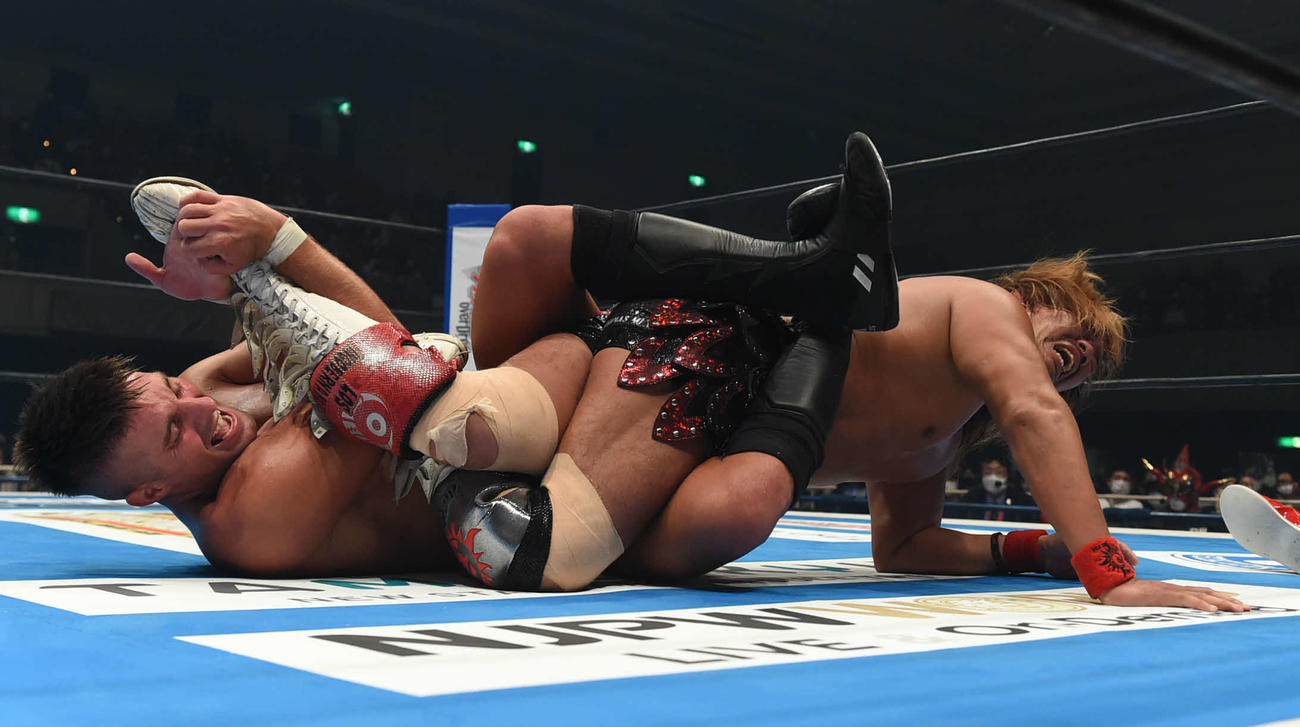 新日本プロレスG1クライマックス　ザック・セイバーJr．（左）の関節技に苦しむ内藤哲也（新日本プロレス提供）