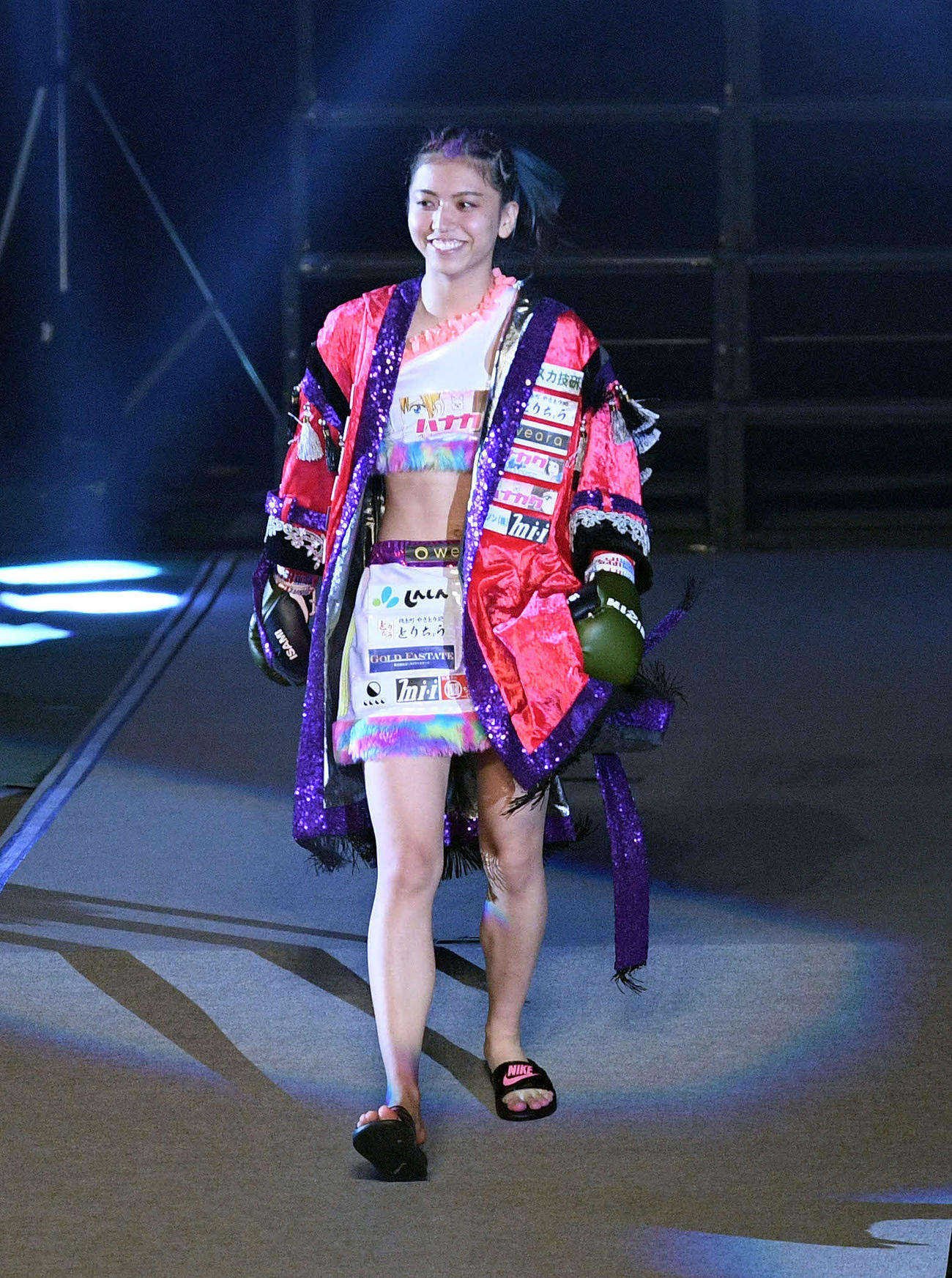 オープニングで入場するぱんちゃん璃奈（撮影・滝沢徹郎）