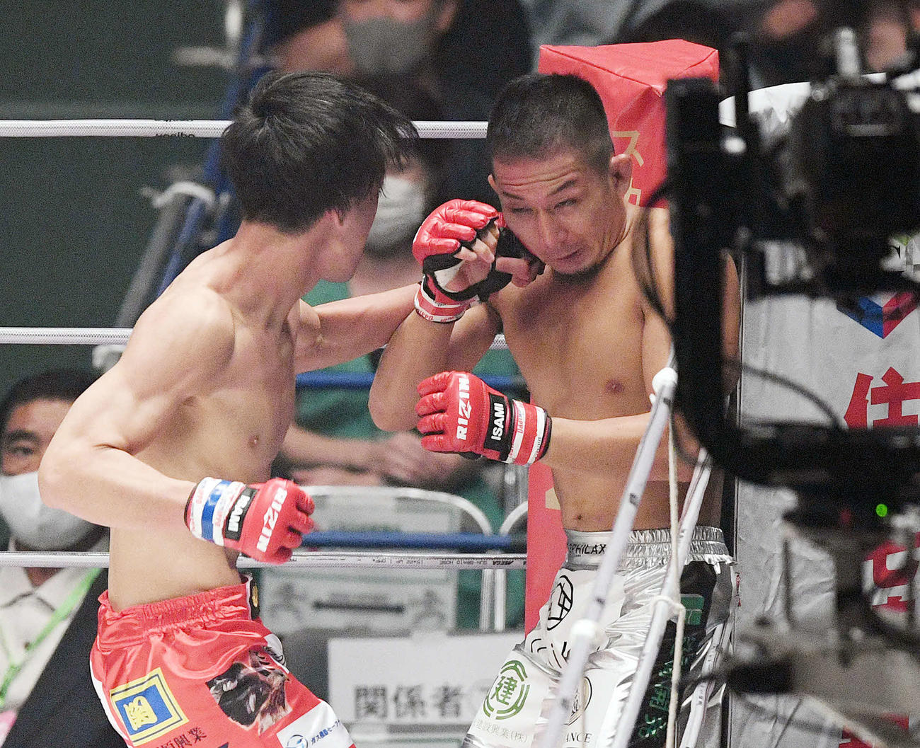 1回、元谷（奥）にパンチを見舞う滝沢（撮影・滝沢徹郎）