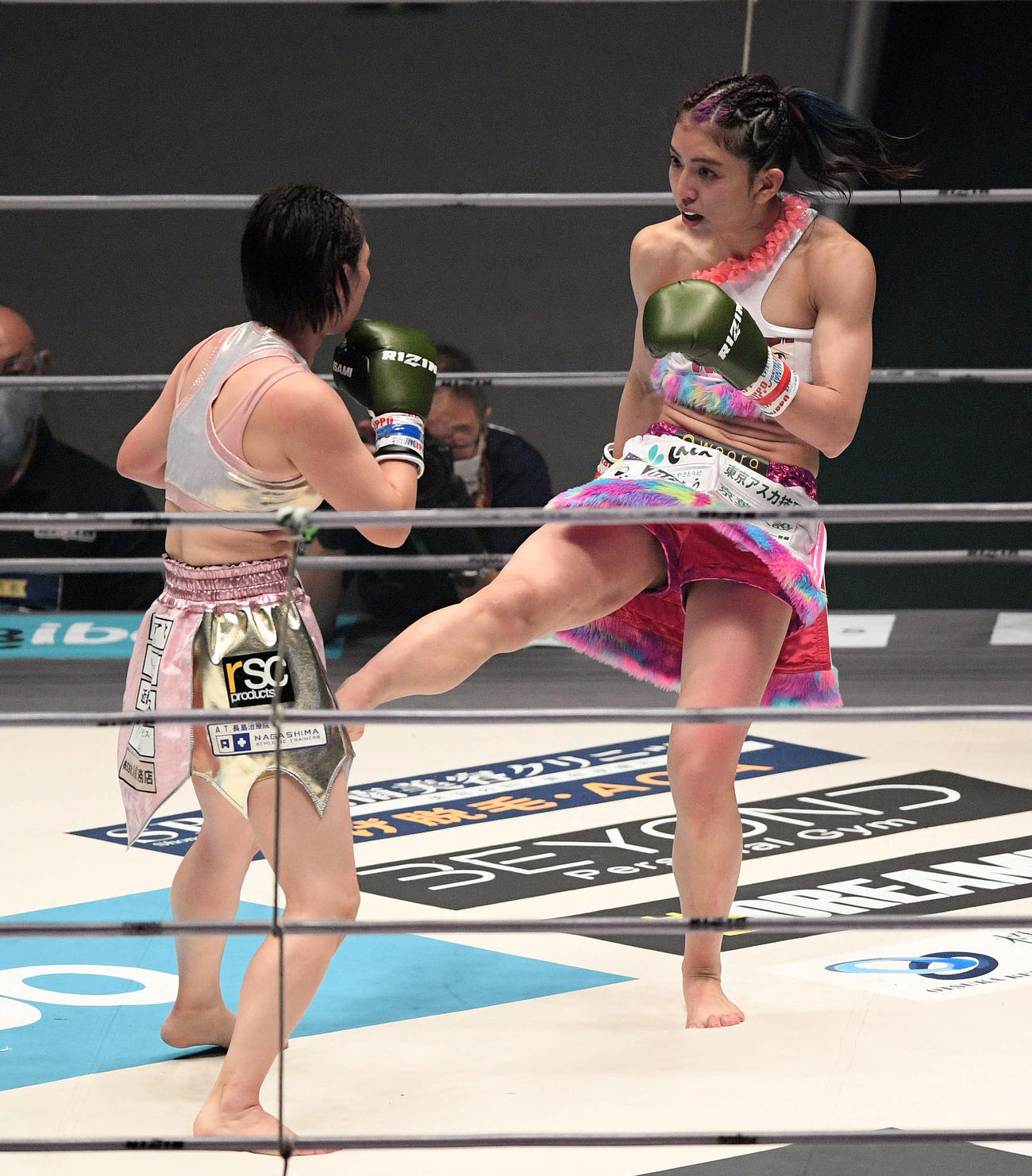 百花（左）に蹴りを見舞うぱんちゃん璃奈（撮影・滝沢徹郎）