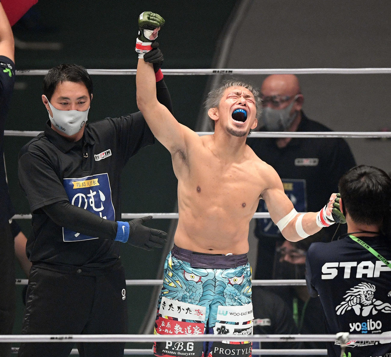 鈴木に勝利し勝ち名乗りを受ける昇侍（撮影・滝沢徹郎）