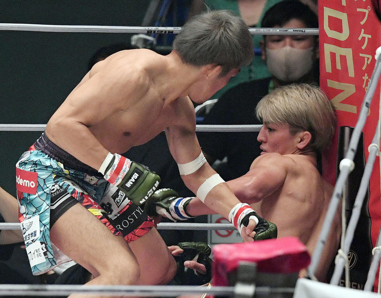 鈴木（右）にパンチを見舞う昇侍（撮影・滝沢徹郎）