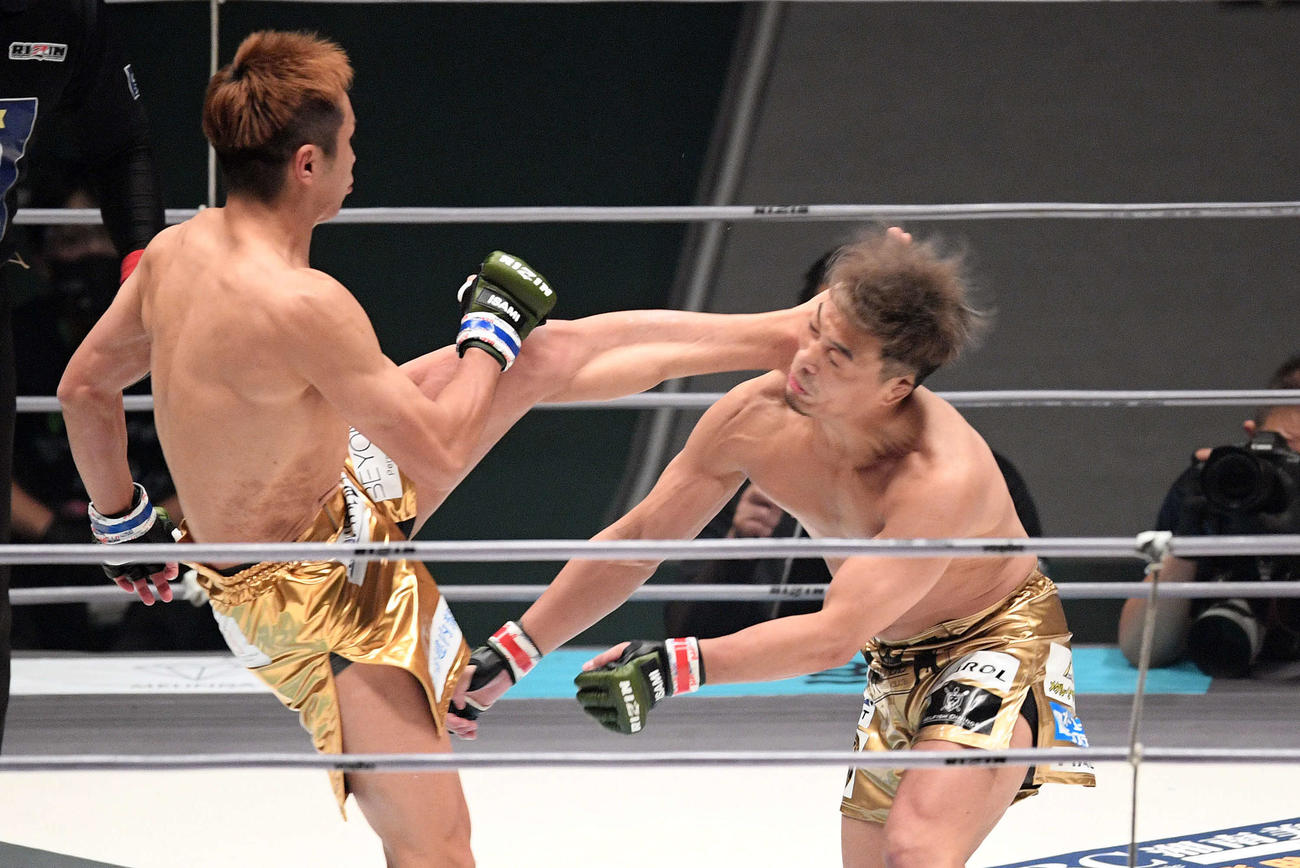 1回、試合開始直後に久保（左）のカウンターの蹴り浴びる太田（撮影・滝沢徹郎）