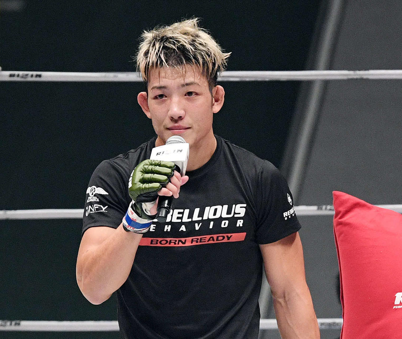 試合後、マイクパフォーマンスする堀江（撮影・滝沢徹郎）