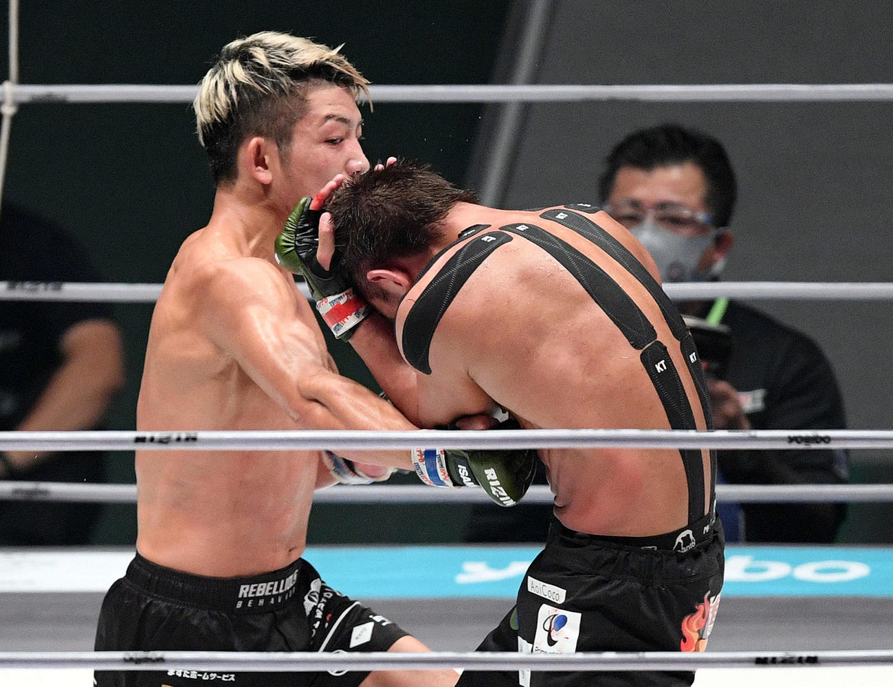 3回、3回、佐々木（右）のボディーにパンチを見舞う堀江（撮影・滝沢徹郎）