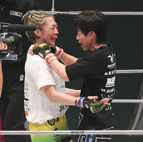 試合後、健闘を称え合う藤野（左）と浜崎（撮影・滝沢徹郎）