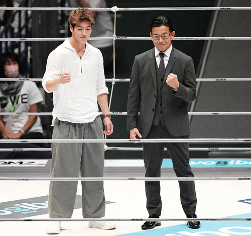 RIZINでデビューする事が決まりリング上であいさつした横浜FC三浦知良の息子の孝太（左）は榊原CEOと記念撮影する（撮影・滝沢徹郎）