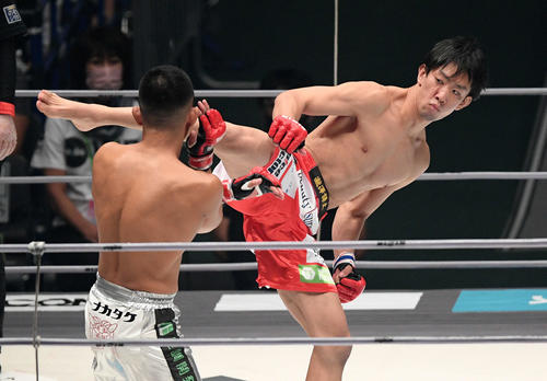 1回、元谷（手前）に蹴りをを見舞う滝沢（撮影・滝沢徹郎）