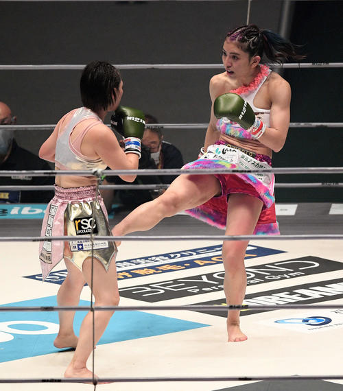 百花（左）に蹴りを見舞うぱんちゃん璃奈（撮影・滝沢徹郎）