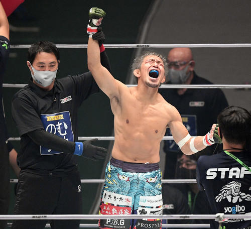 鈴木に勝利し勝ち名乗りを受ける昇侍（撮影・滝沢徹郎）
