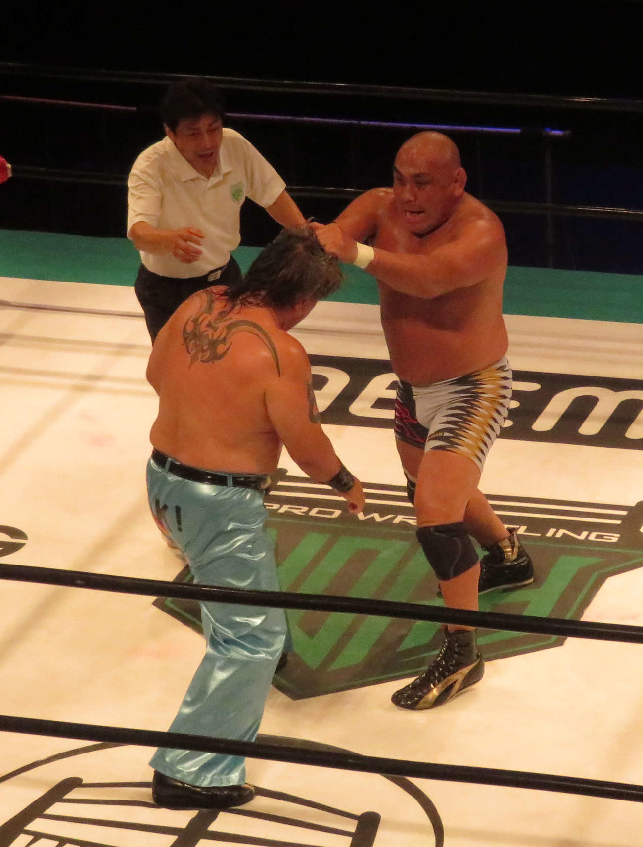 プロレスリング・ノア　「N－1 VICTORY」で齋藤彰俊に頭突きを食らわせる藤田和之（右）（撮影・松熊洋介）