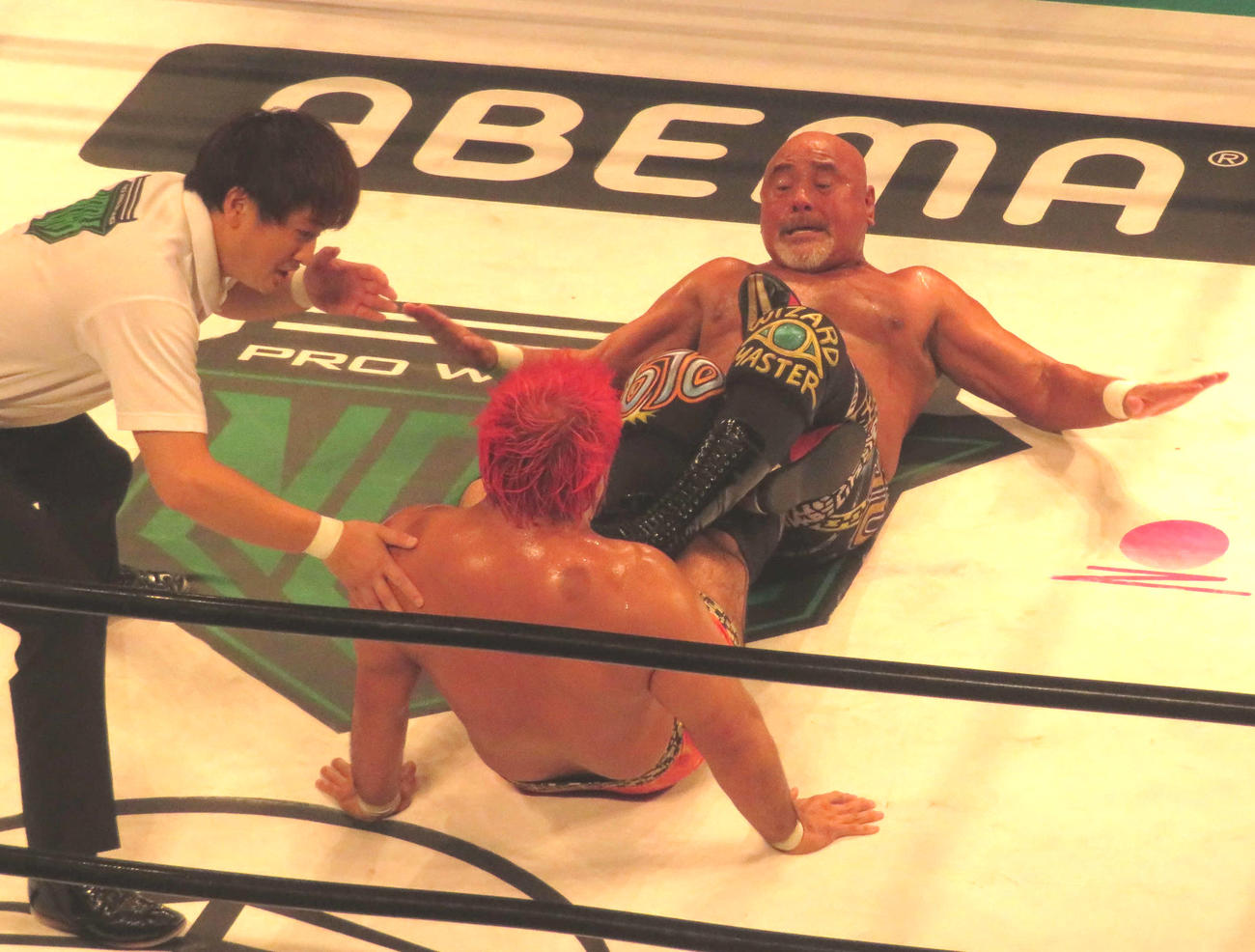 プロレスリング・ノア　「N－1 VICTORY」で征矢学に足4の字固めを仕掛ける武藤敬司（奥）（撮影・松熊洋介）