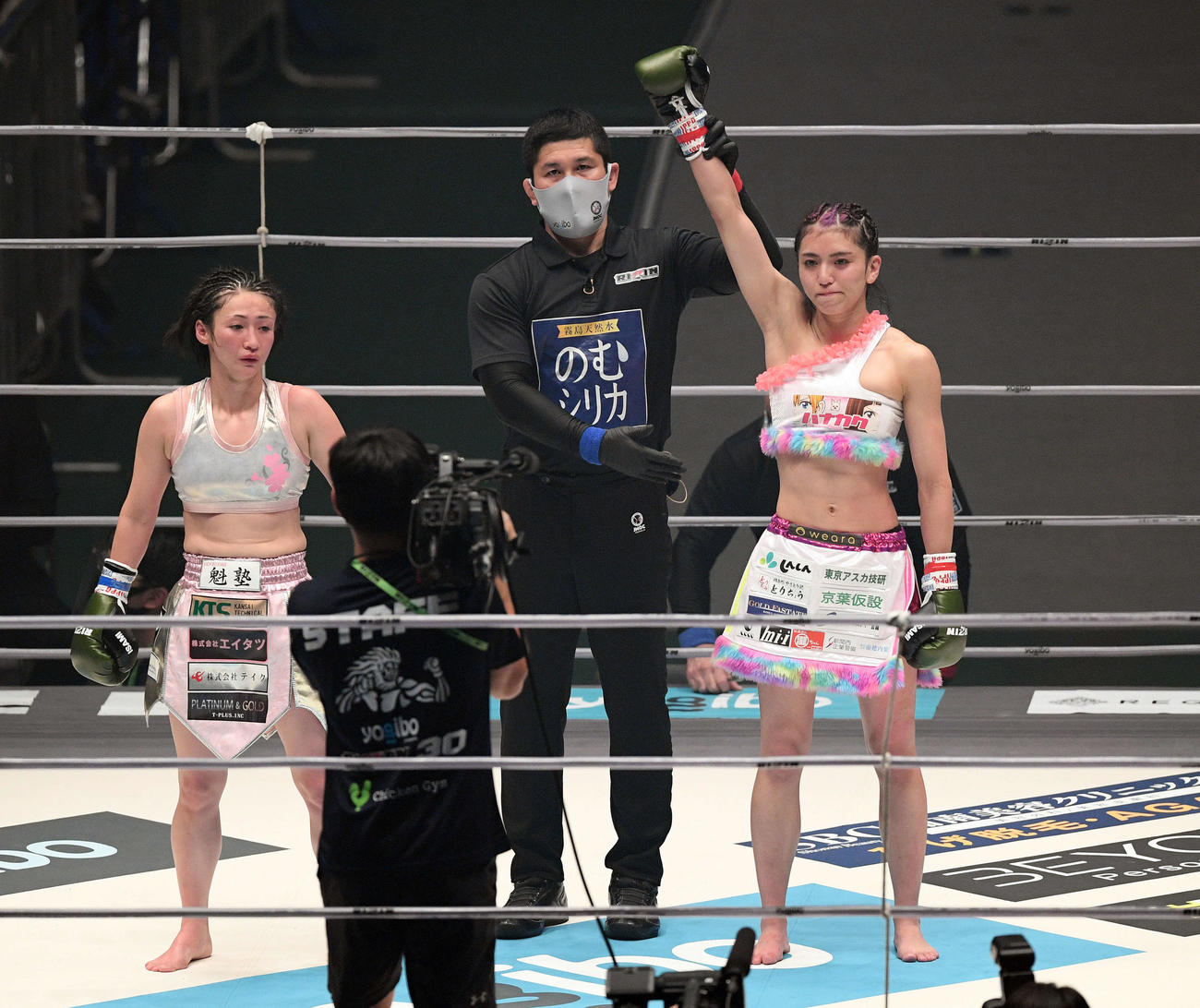 百花（左）に勝利し勝ち名乗りを受けるぱんちゃん璃奈（撮影・滝沢徹郎）
