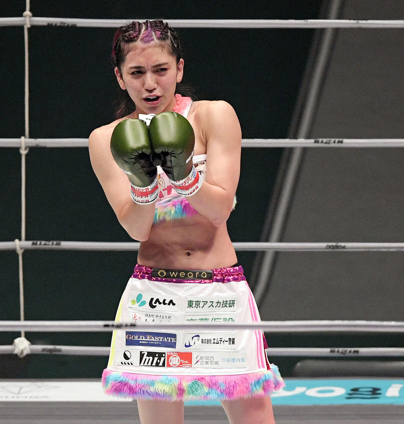 試合後、マイクパフォーマンスするぱんちゃん璃奈（撮影・滝沢徹郎）