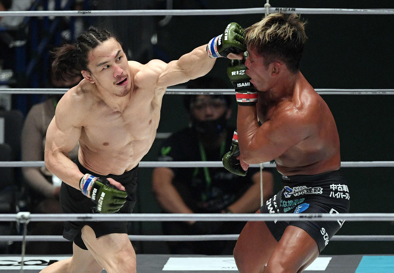3回、武田（右）にパンチを見舞う矢地（撮影・滝沢徹郎）