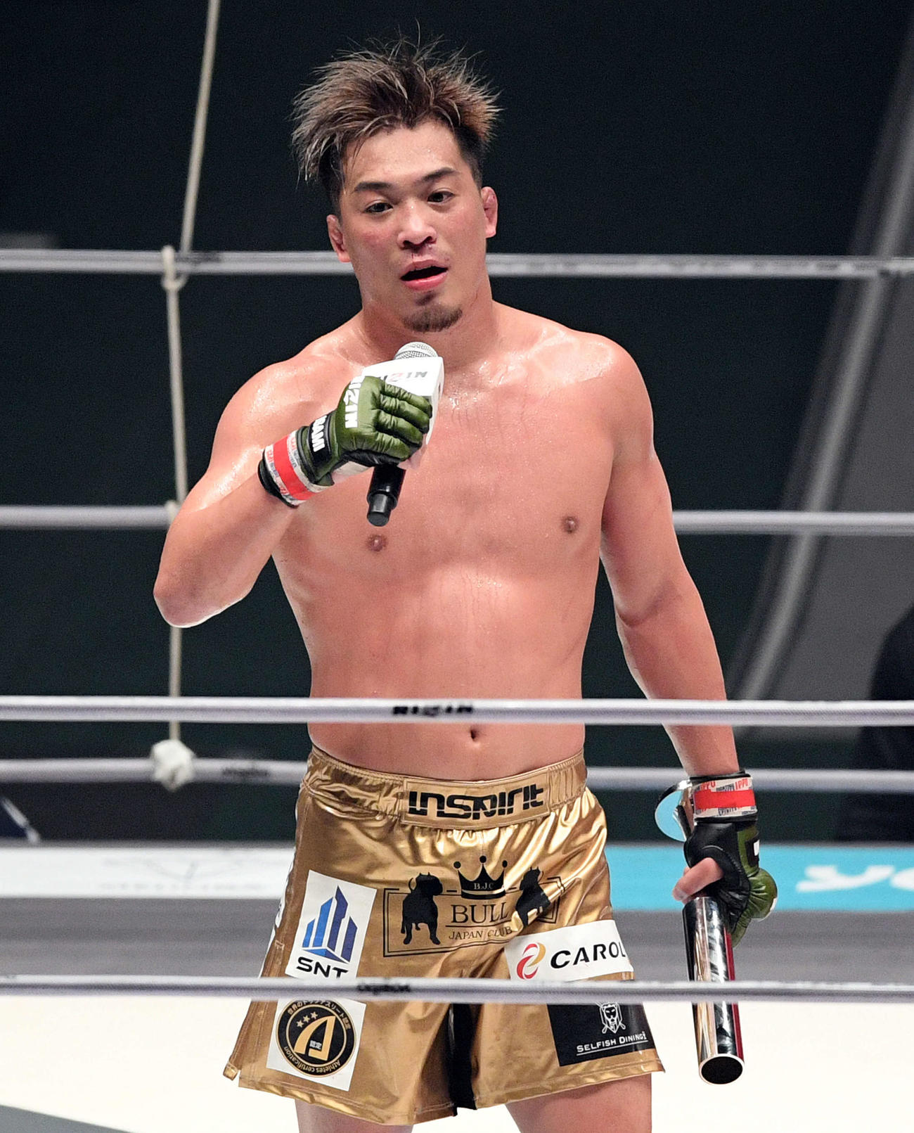 試合後、マイクパフォーマンスする太田（撮影・滝沢徹郎）