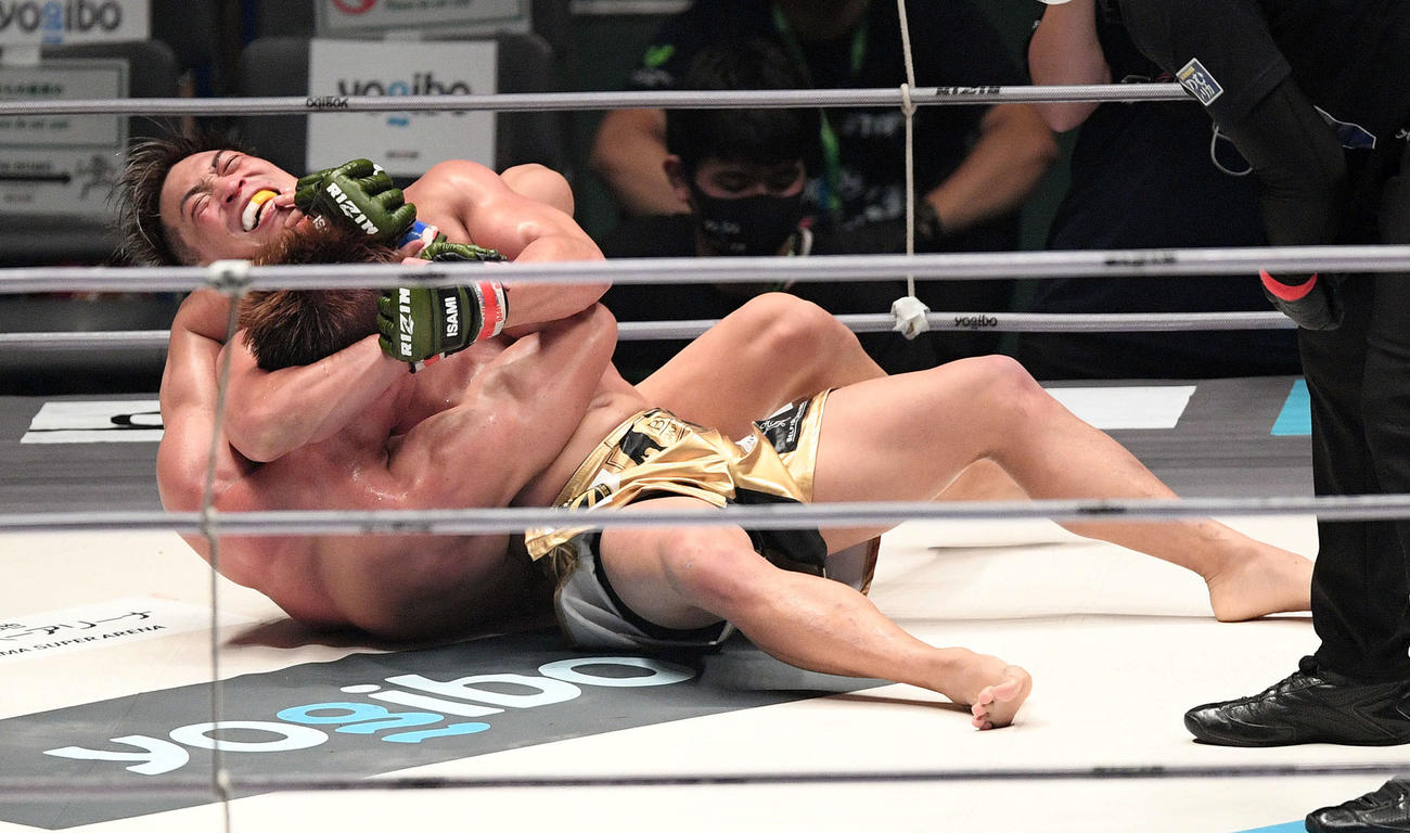 3回、久保（下）を締め上げる太田（撮影・滝沢徹郎）