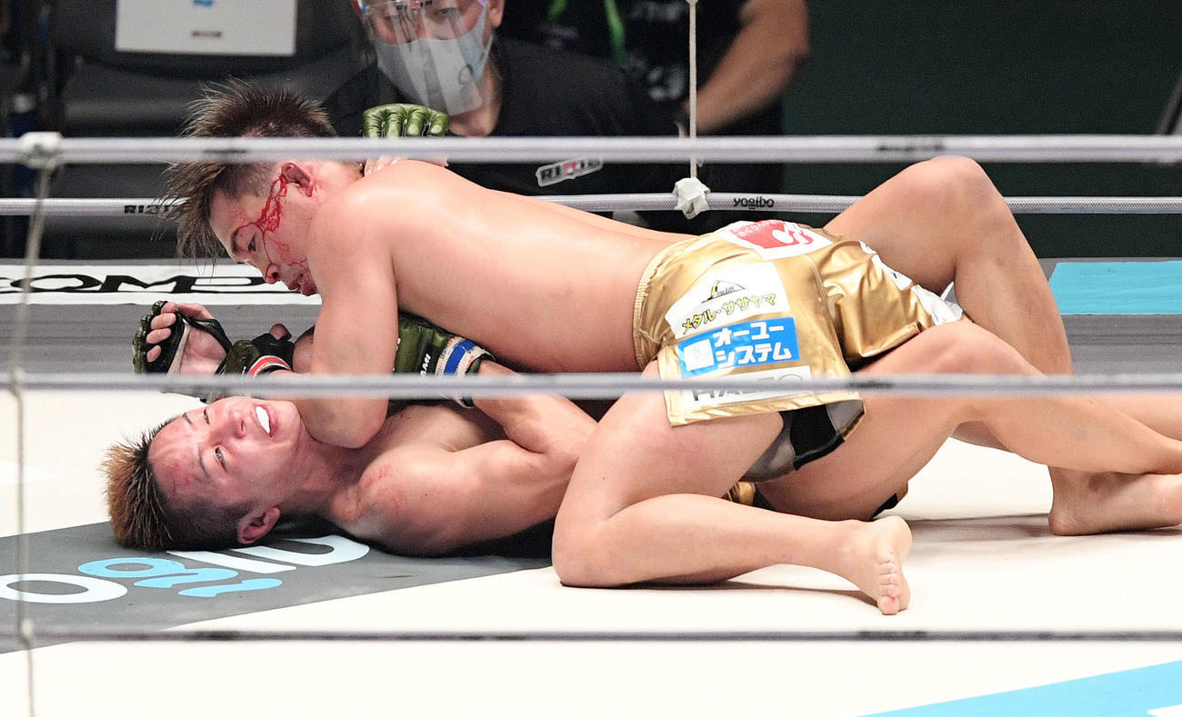 3回、耳から流血しながら久保（下）を攻める太田（撮影・滝沢徹郎）