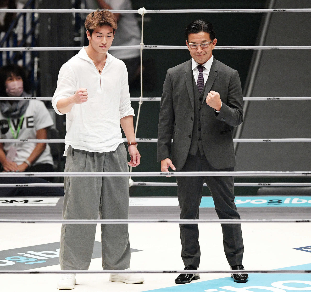 RIZINでデビューする事が決まりリング上であいさつした横浜FC三浦知良の息子の孝太（左）は榊原CEOと記念撮影する（撮影・滝沢徹郎）