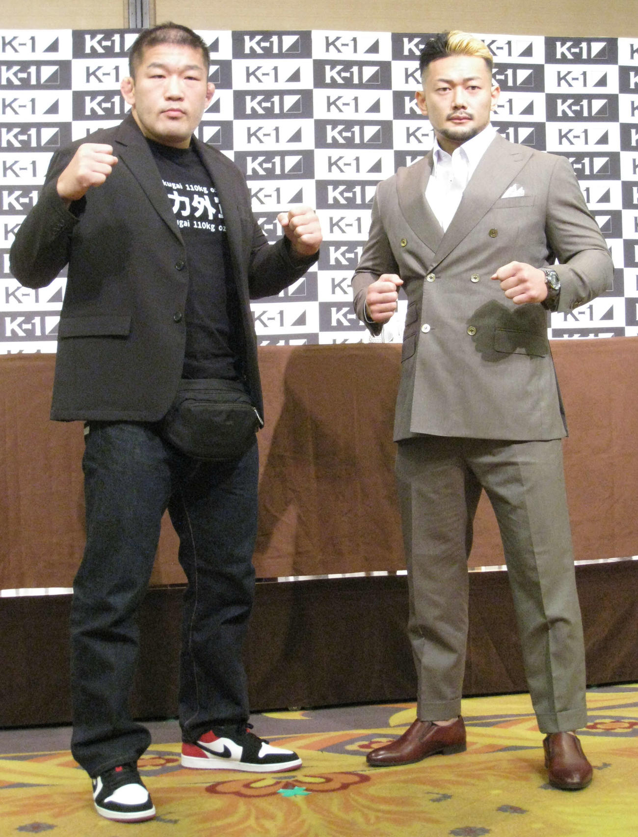 会見を前にファイティングポーズを決める石井慧（左）と愛鷹亮（撮影・吉池彰）