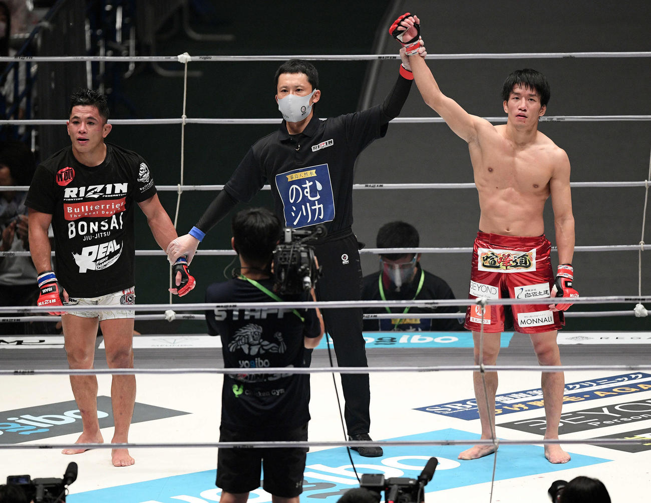アラン“ヒロ”ヤマニハ（左）に判定勝ちした朝倉（撮影・滝沢徹郎）