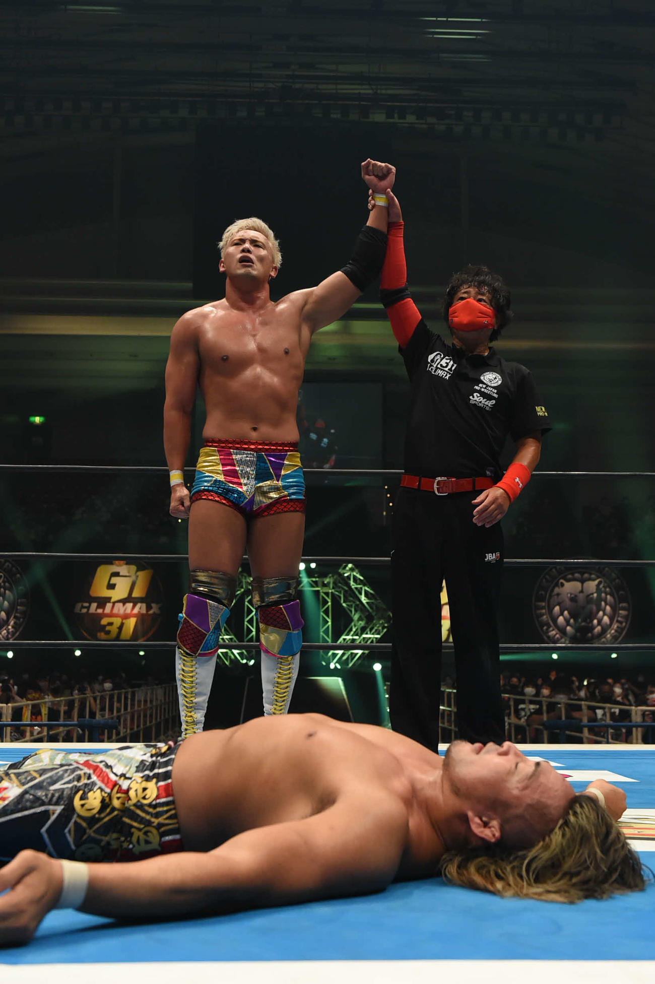 新日本プロレスG1クライマックス　初戦で棚橋弘至（手前）に勝利したオカダ・カズチカ（新日本プロレス提供）