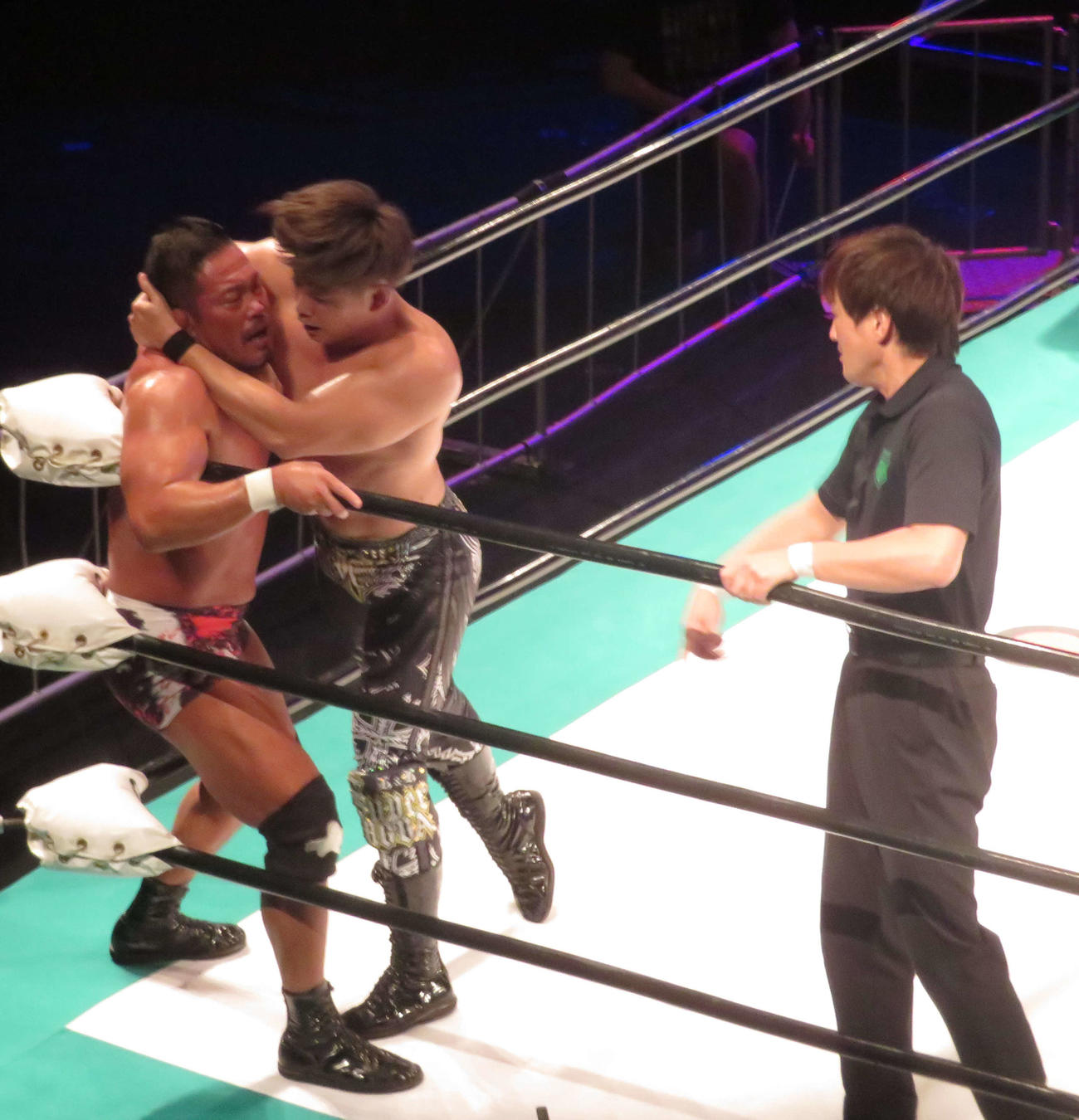 プロレスリング・ノア　「N－1 VICTORY」で杉浦貴（左）にエルボーを浴びせる清宮海斗（撮影・松熊洋介）