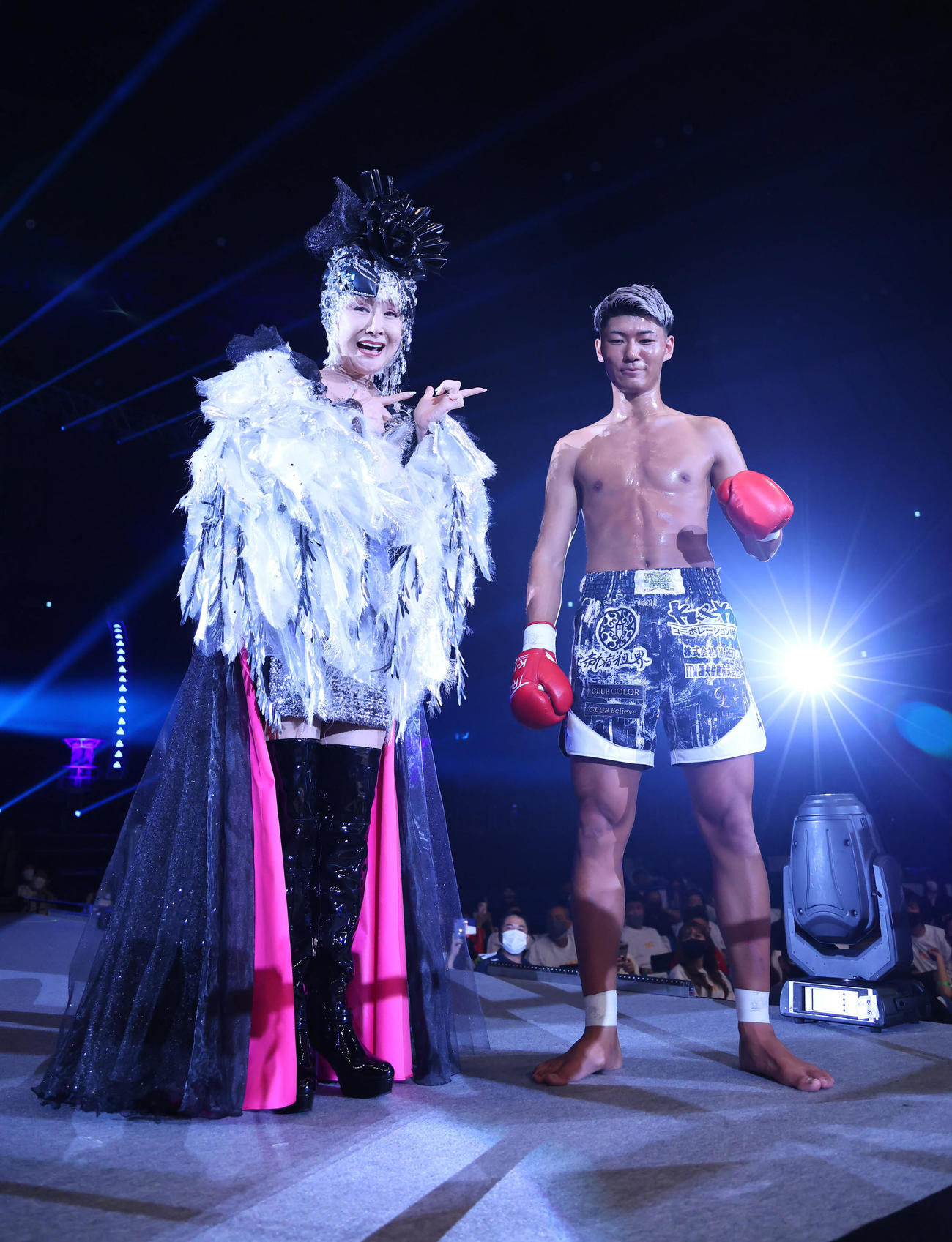 龍華対蓮實光　勝利した龍華（右）と手を振る小林幸子（撮影・垰建太）