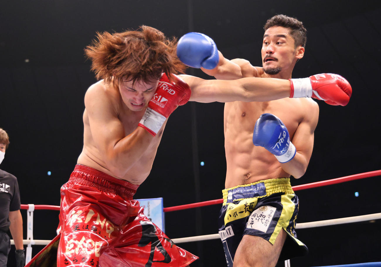 ダルビッシュ黒木対大久和輝　打ち合うダルビッシュ黒木（左）と大久（撮影・垰建太）