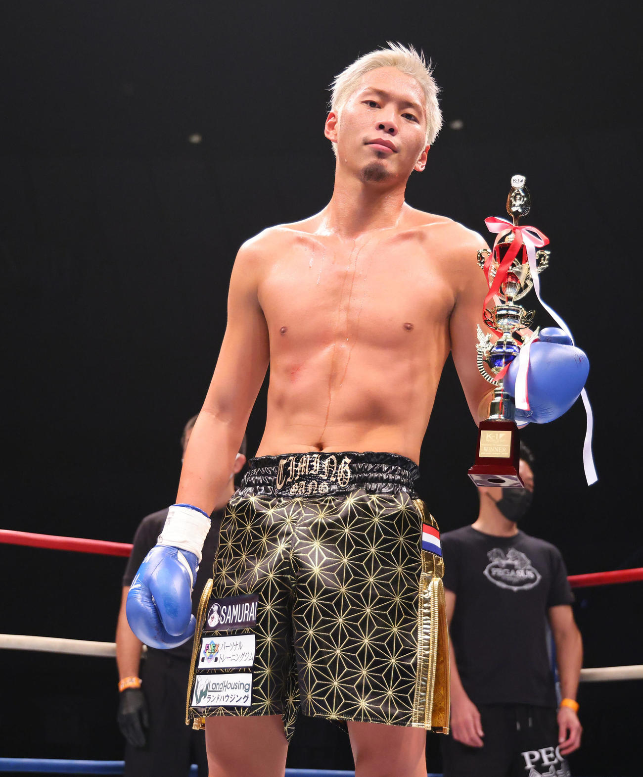 清水卓馬対小林孝彦　勝利し写真に納まる小林（撮影・垰建太）
