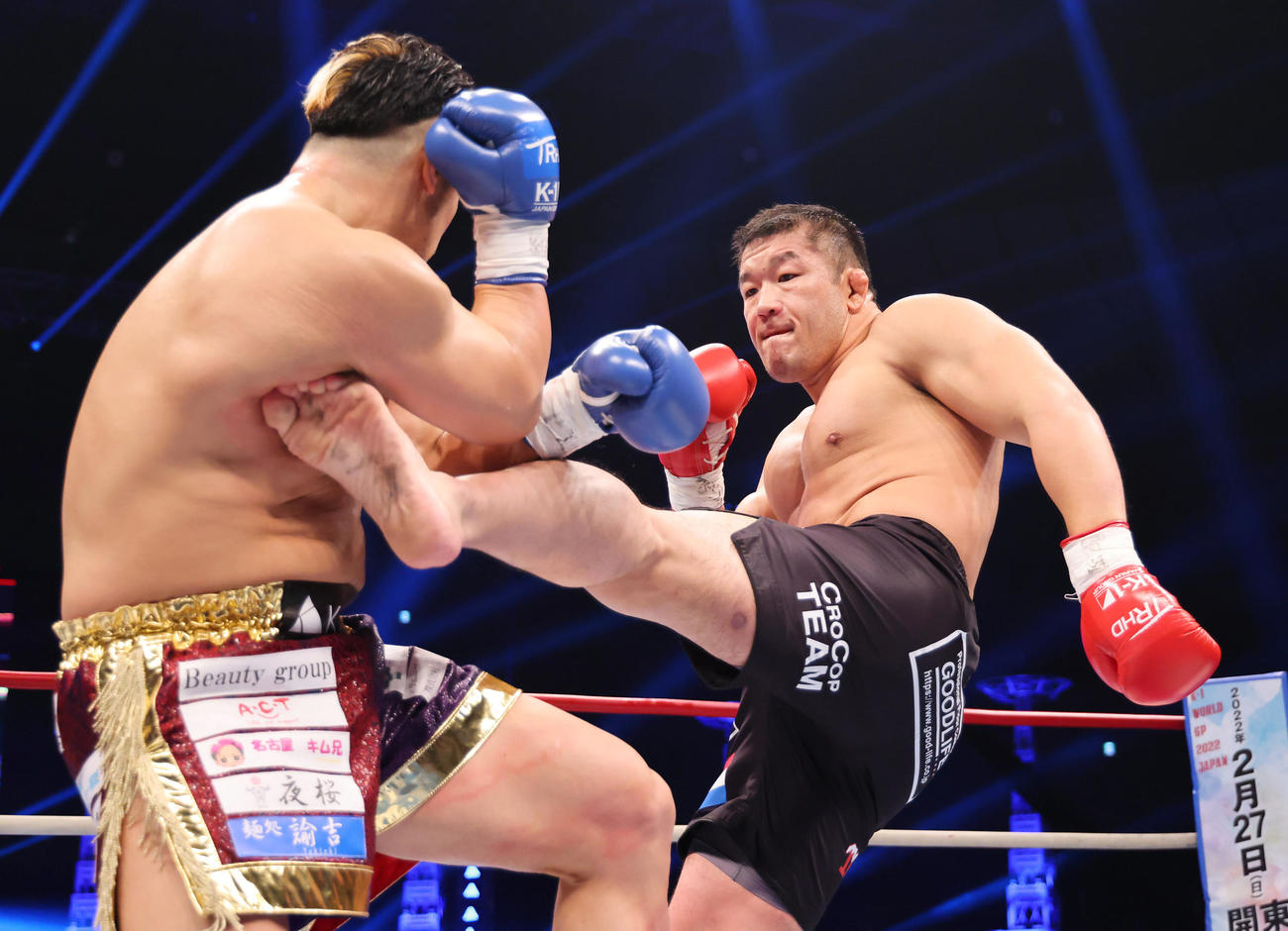 石井慧対愛鷹亮　攻めこむ石井（右）（撮影・垰建太）