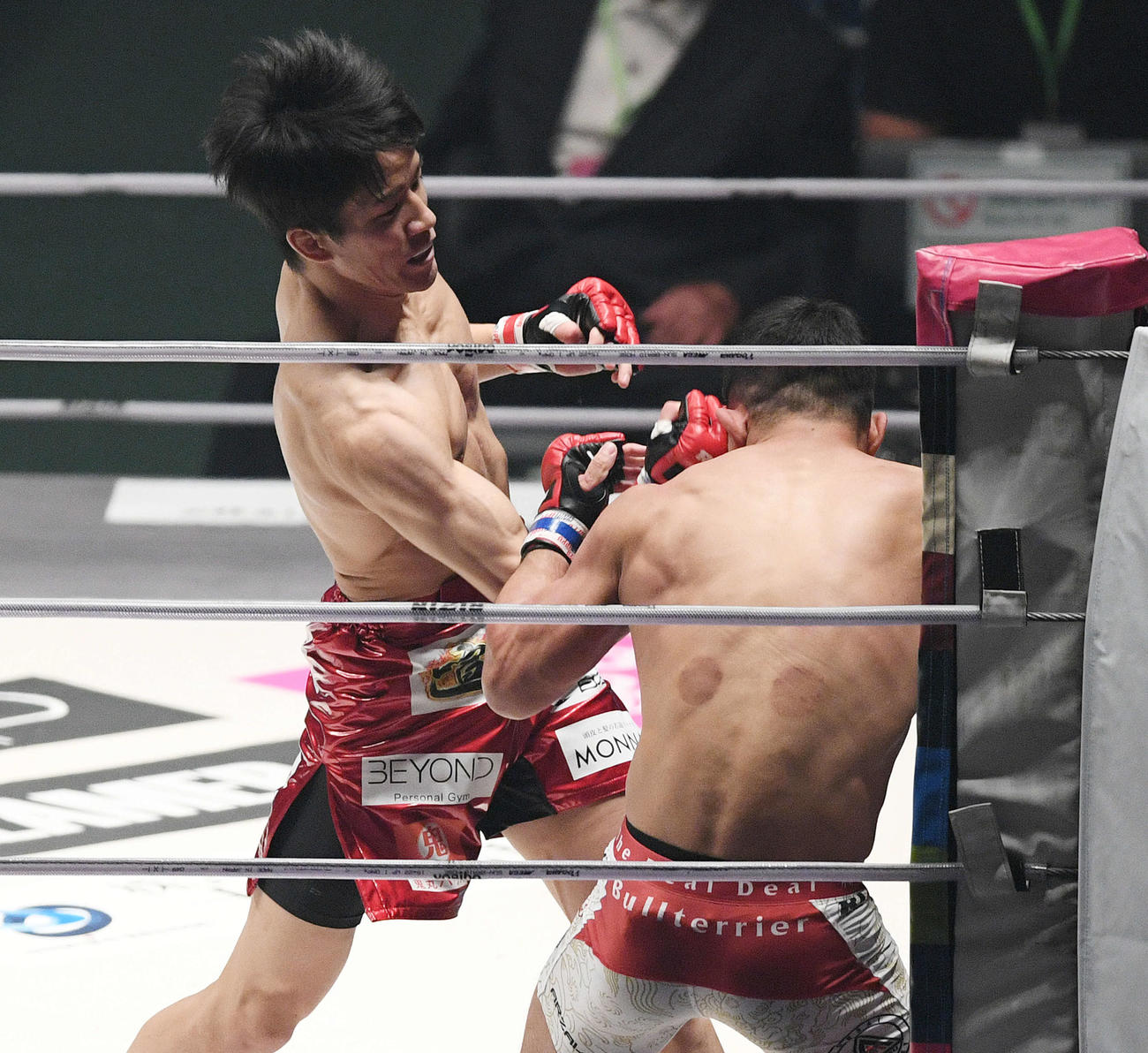RIZIN30　1回、アラン“ヒロ”ヤマニハ（右）にパンチを見舞う朝倉（2021年9月19日撮影）